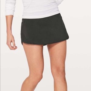 Lululemon Black Motionful skirt sz 6